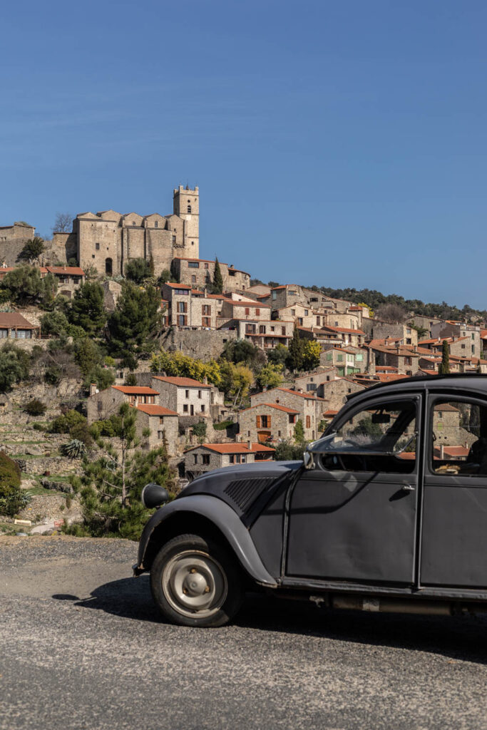 2CV devant le village d'Eus