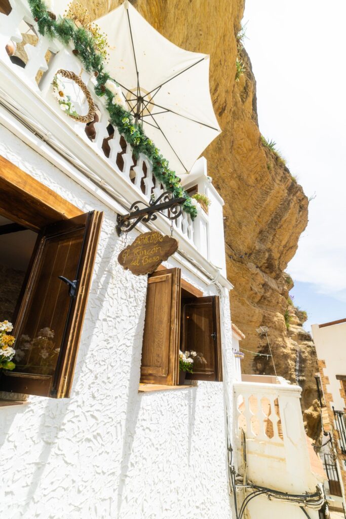Maisons construites sous la roche à Setenil de las Bodegas