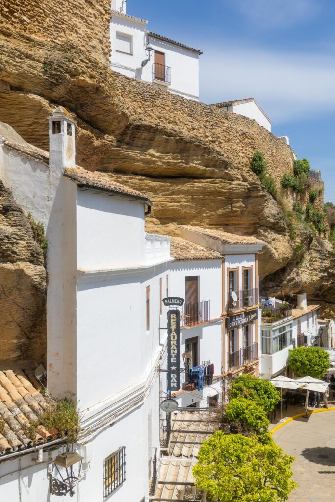 Maisons construites sous la roche à Setenil de las Bodegas
