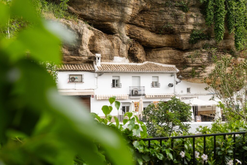 Maisons construites sous la roche à Setenil de las Bodegas