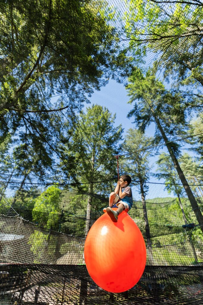 Parcours de filets suspendus dans les arbres à Filéo Loisirs