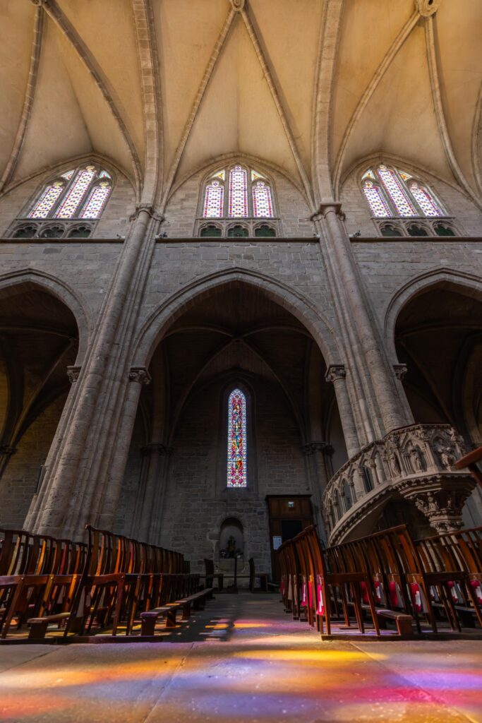 Découverte de la collégiale Notre-Dame-d'Espérance, monument emblématique de Montbrison