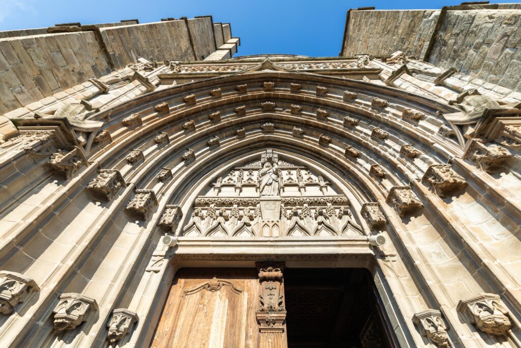 Architecture gothique de la collégiale Notre-Dame-d'Espérance dans le Forez