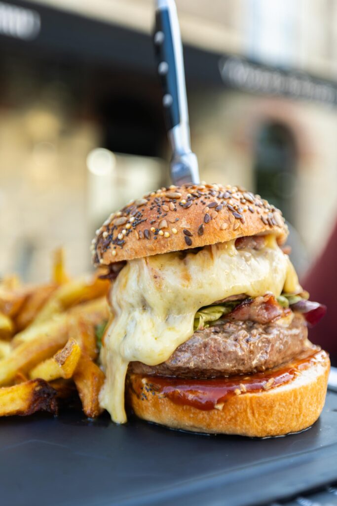 Burger maison servi à La Java Bleue à Montbrison