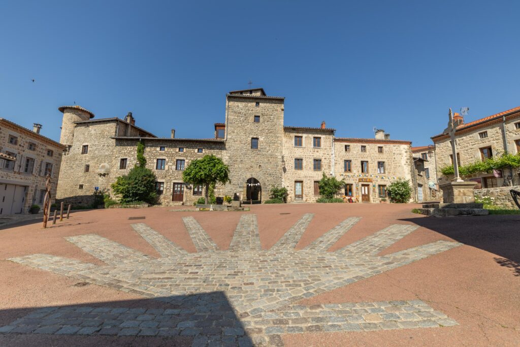 Place du village de Marols et ses maisons traditionnelles
