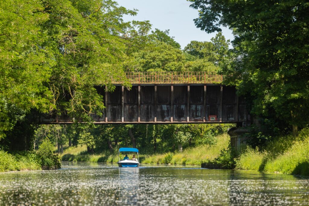 Balade en bateau électrique sans permis sur le canal de Roanne
