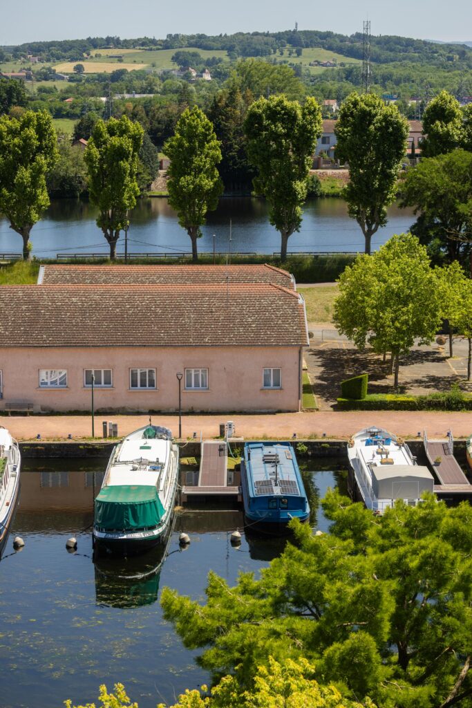 Balade en bateau électrique sans permis sur le canal de Roanne