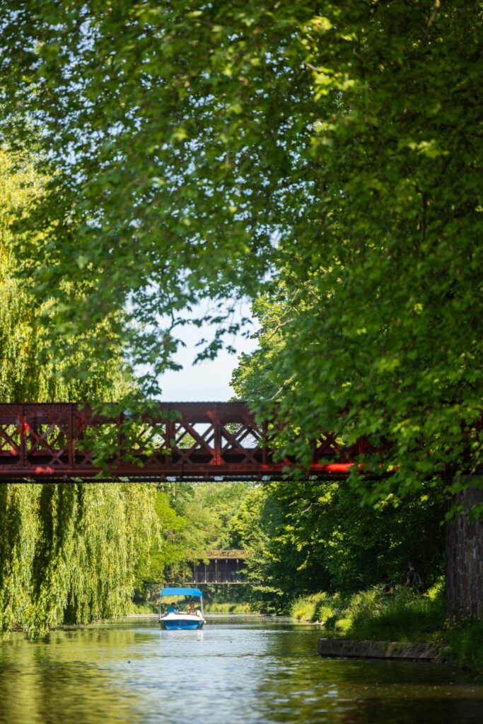 Balade en bateau électrique sans permis sur le canal de Roanne