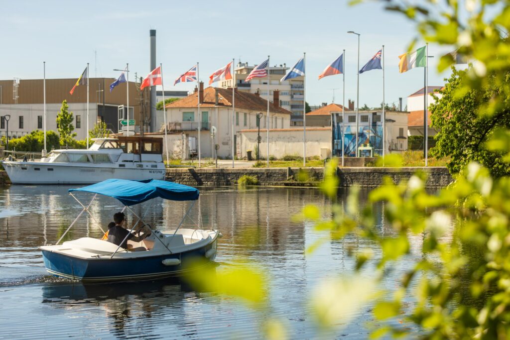 Balade en bateau électrique sans permis sur le canal de Roanne