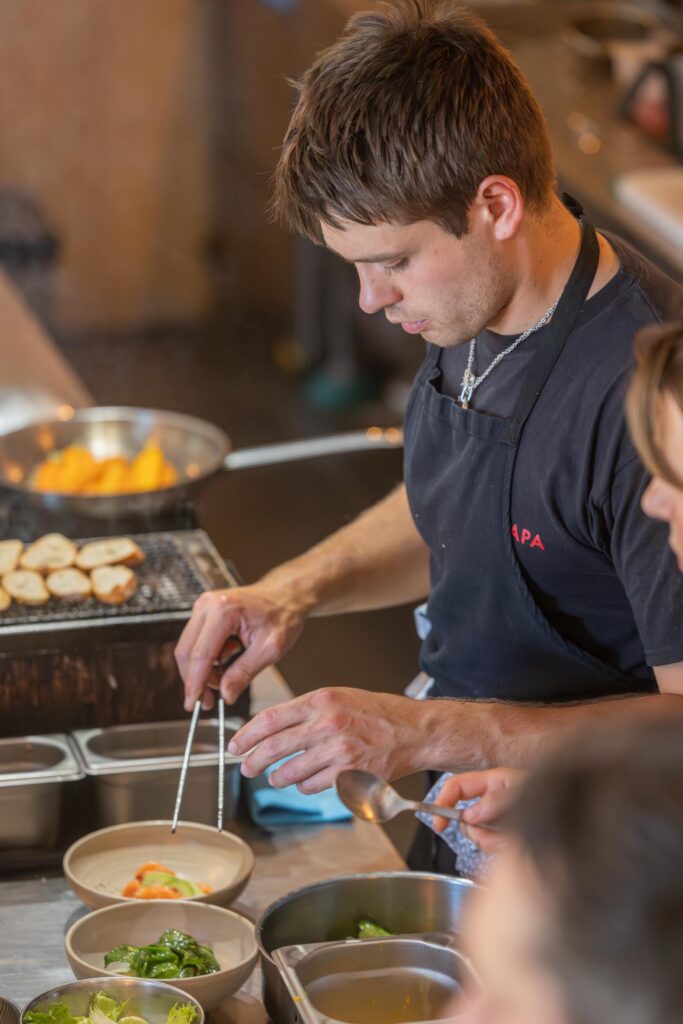 Table des Ateliers des Grands Cèdres et sa cuisine de saison dans le Roannais