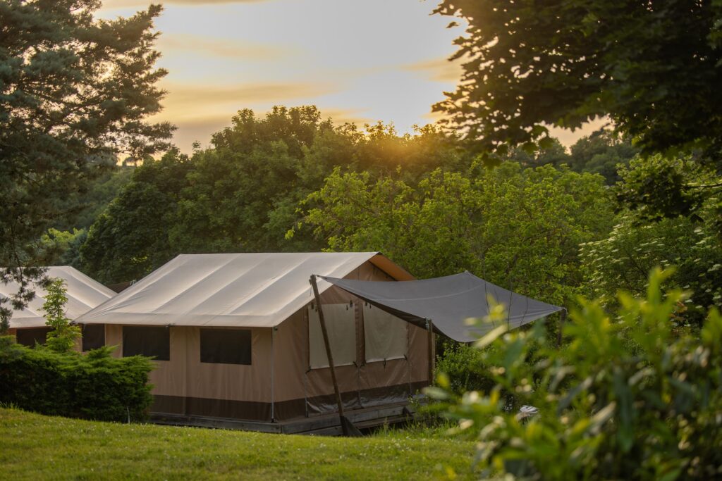 Tente lodge au Camping d'Arpheuilles au cœur des gorges de la Loire