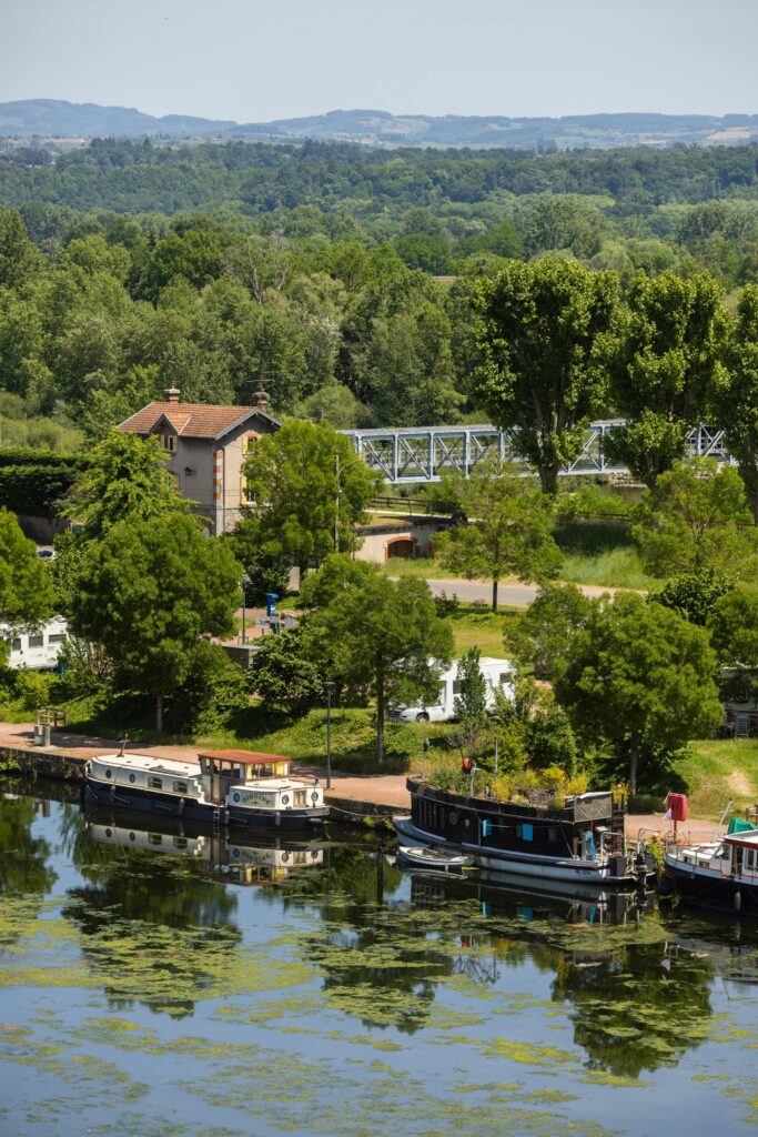Balade en bateau électrique sans permis sur le canal de Roanne