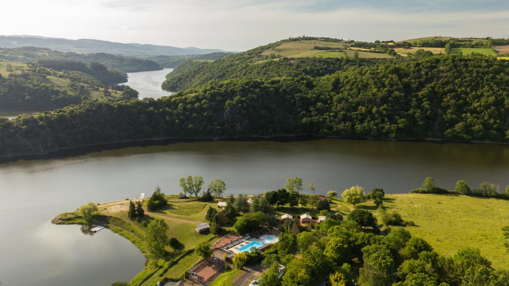 Le Camping d'Arpheuilles au bord de la Loire dans le Roannais