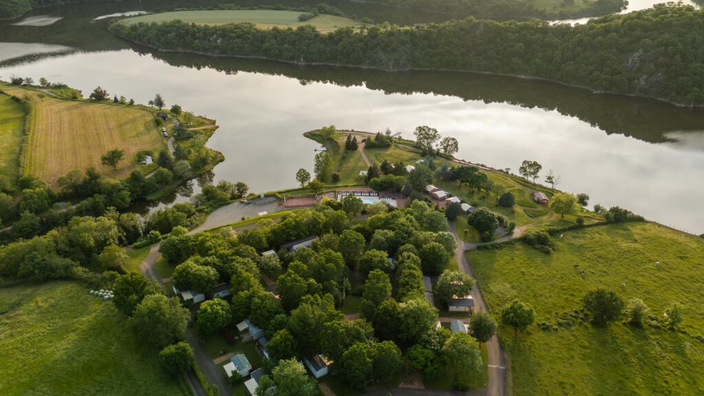 Le Camping d'Arpheuilles au bord de la Loire dans le Roannais