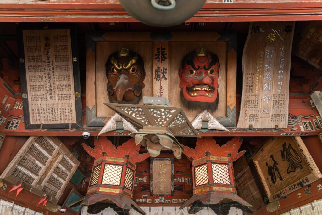 Masques de tengu au sanctuaire Kitaguchi Hongu Fuji Sengen-jinja
