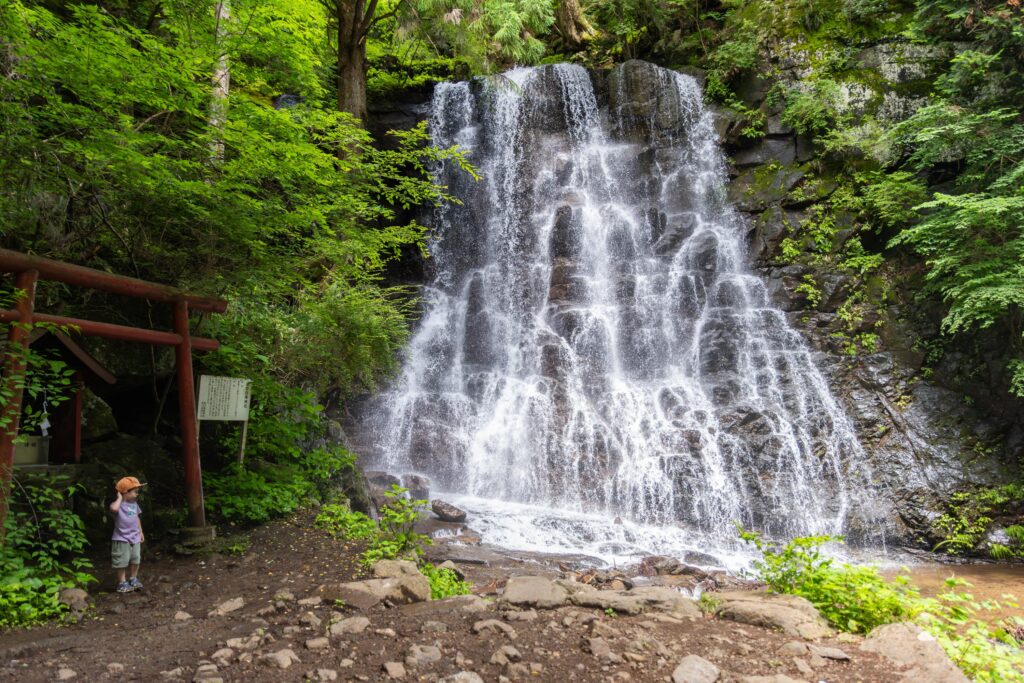 Cascade Haha-no-Shirataki près de Kawaguchiko