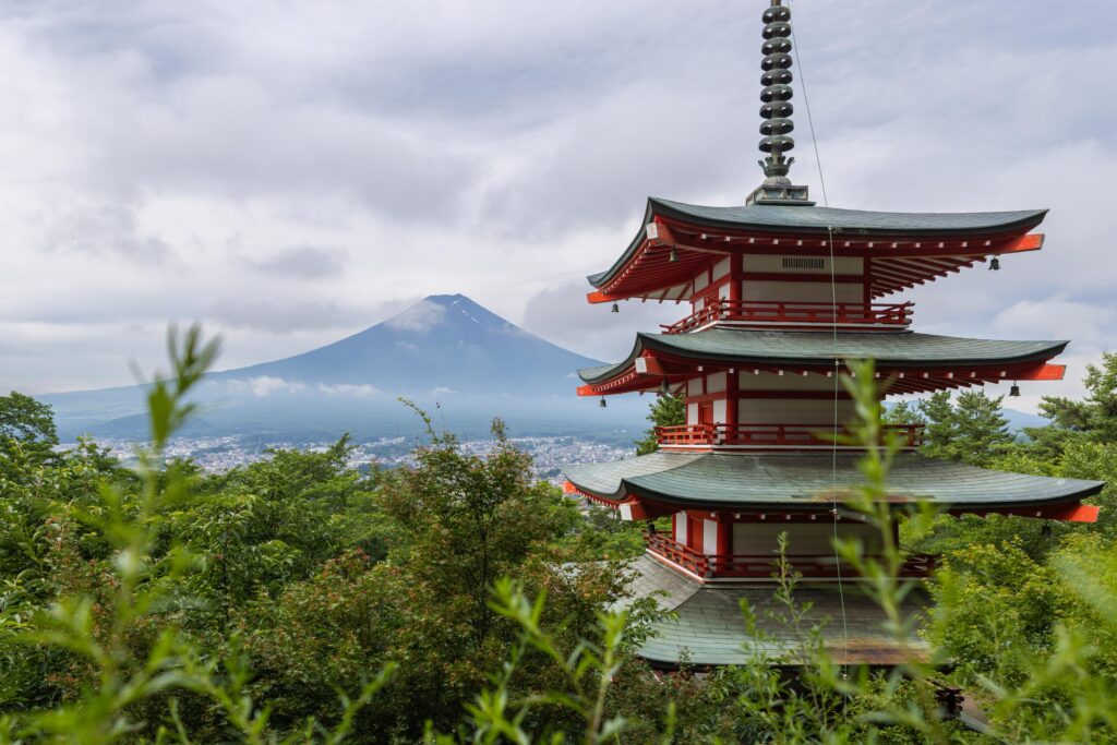 Vue sur la pagode Chureito et le Mont Fuji depuis la plateforme