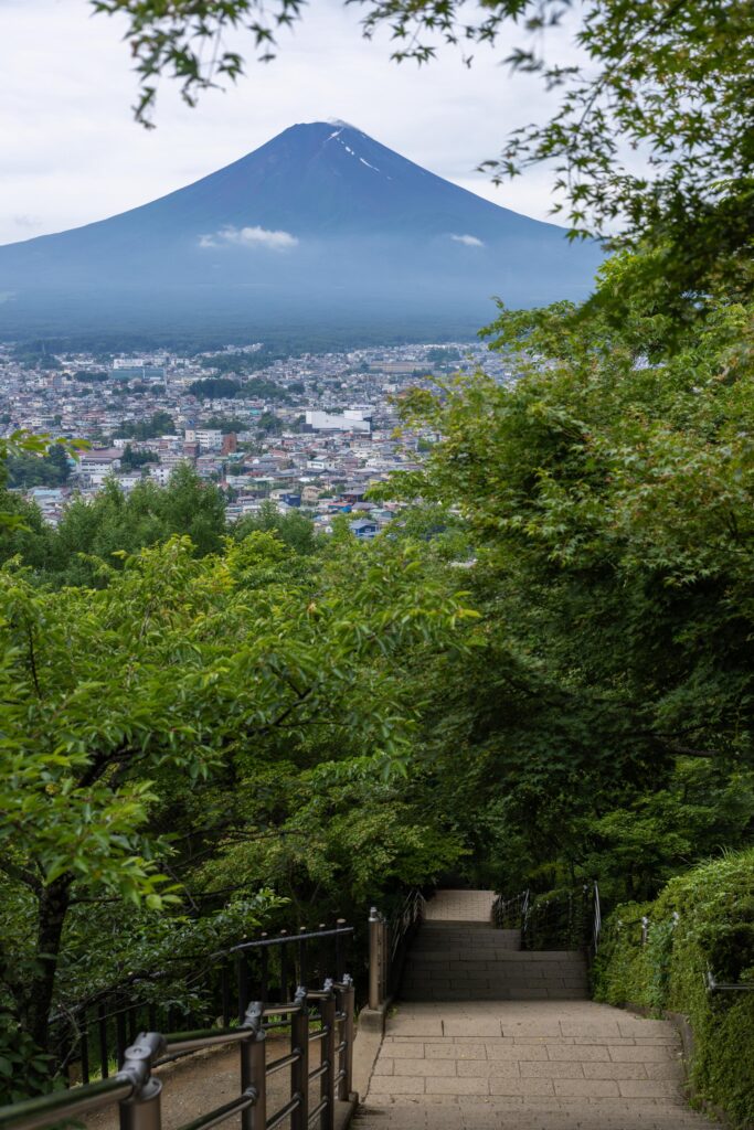 Vue sur Fujiyoshida depuis la pagode Chureito