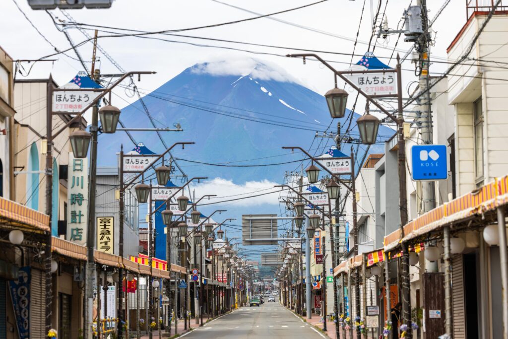 Honcho Street à Fujiyoshida avec le Mont Fuji en arrière-plan